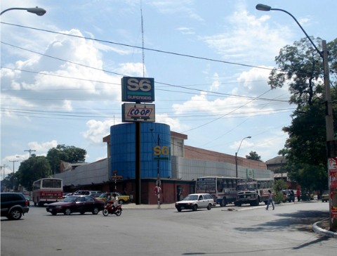Supermercadistas ahora amenazan con despidos si gobierno levanta medidas contra microtr�fico. Supermercadistas presinan al gobierno.