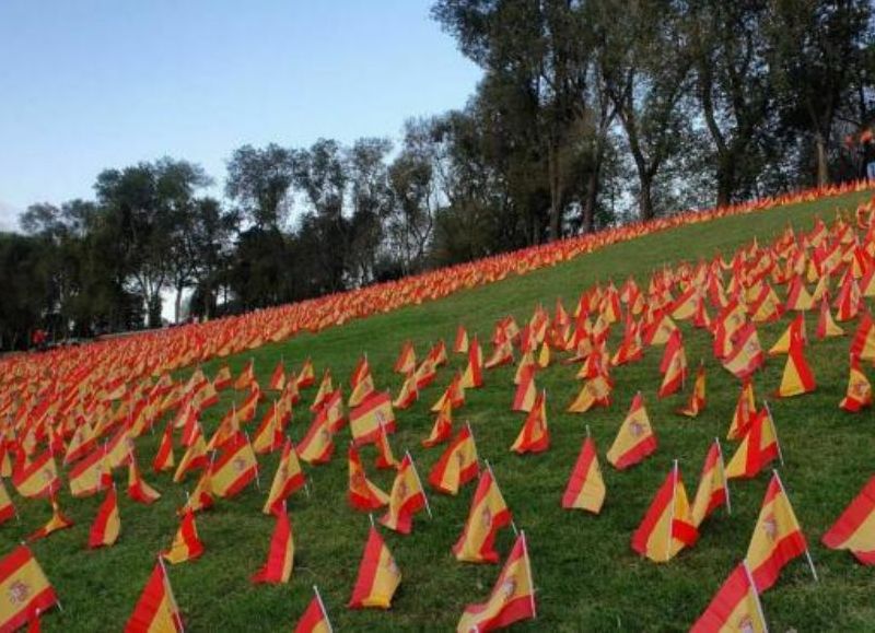 Una bandera de España por cada víctima mortal del Covid-19