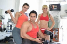 Esteban supervisa cada detalle del entrenamiento de las chicas.