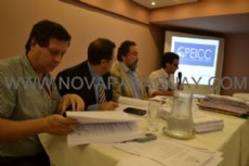 Domingo La�no (tercero de izq a der) durante al presentaci�n del Informe (Octubre de 2012)