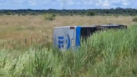Un colectivo volcó en la ruta PY22 tras maniobrar para esquivar baches