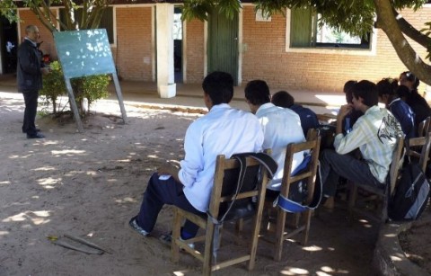 Escuelas sin pizarrones, la triste realidad de la educación en Paraguay