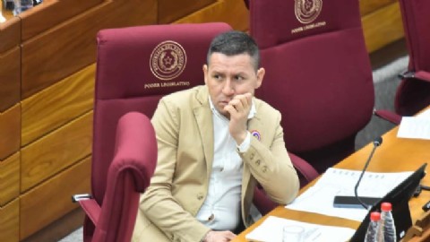 Se descubrió que recibiría una casa social pese a ser senador y ahora amenaza con renunciar: "Lo estoy analizando"