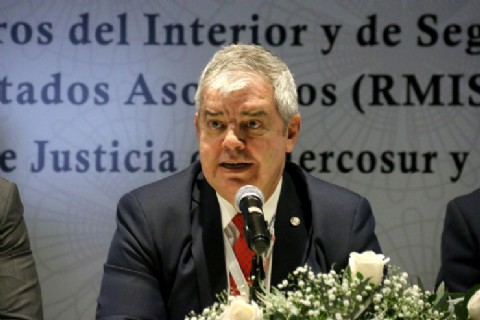 El ministro Enrique Riera avala el ascenso a jefes policiales con antecedentes: "Los reclamos no eran sustentables"