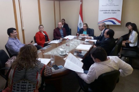 Los docentes hacen lobby para adelantar 6 meses el aumento salarial del 16% acordado para 2020