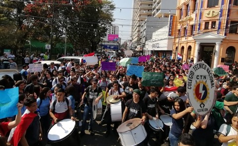 Estudiantes secundarios exigen una mayor inversión en educación