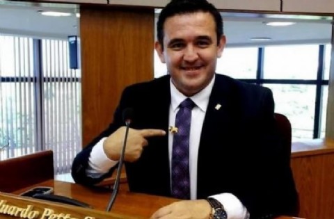 La Unión Europea "lamenta" los errores en los libros del MEC