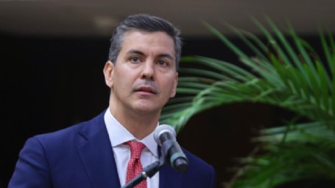 VIDEO | Santiago Peña ahora dice que los sobres en Mburuvicha Róga fueron un "invento" de su exempleada