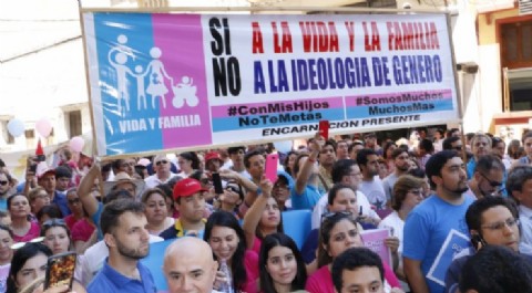 Ofensiva "profamilia" tras la salida de Nancy Ovelar del MEC: piden eliminar la palabra género