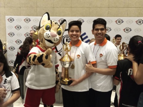 Ajedrez en la Escalinata Antequera: los campeones nacionales sub14 y sub 16 en "match desafío" contra Juan Ibáñez