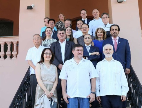 Comitiva de diplomáticos recorrió el Cabildo y Casas del Bicentenario con el presidente del Congreso