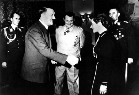 Hanna Reitsch: de heroína deportiva a piloto de Hitler, de quien recibió la Cruz de Hierro