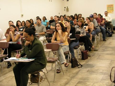 Estudiantes extranjeros regularizan su situación migratoria