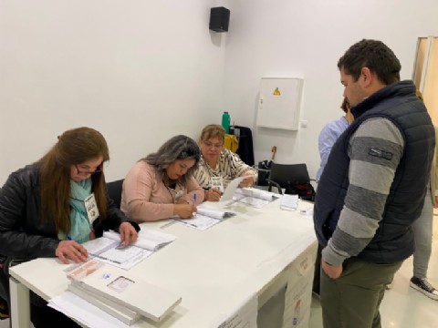 Conciudadanos residentes en el extranjero ya acuden a votar