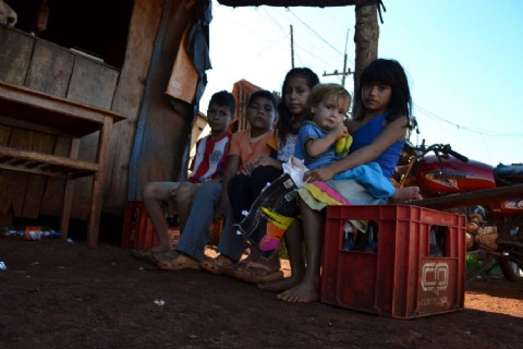 Policía golpea niños y tortura docentes para obligarlos a abandonar Escuelas Carpa