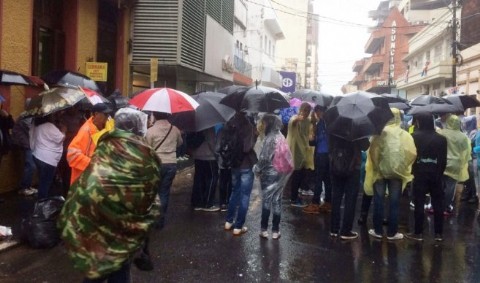 Pese a la lluvia, secundarios se manifiestan frente al MEC