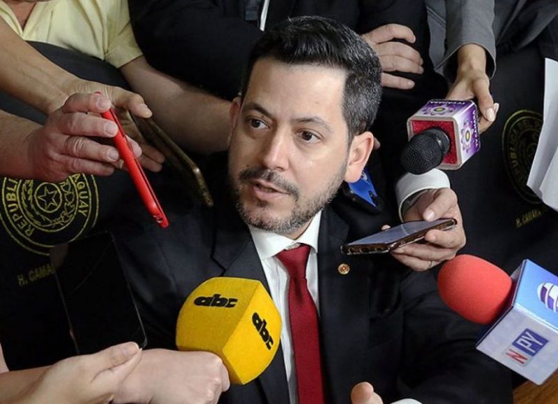 Latorre promete "combustible y gas barato" con el exgerente de Enex en Petropar