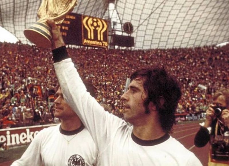 Se fue otro astro del fútbol: murió el "bombardero" del Bayern Gerd Müller