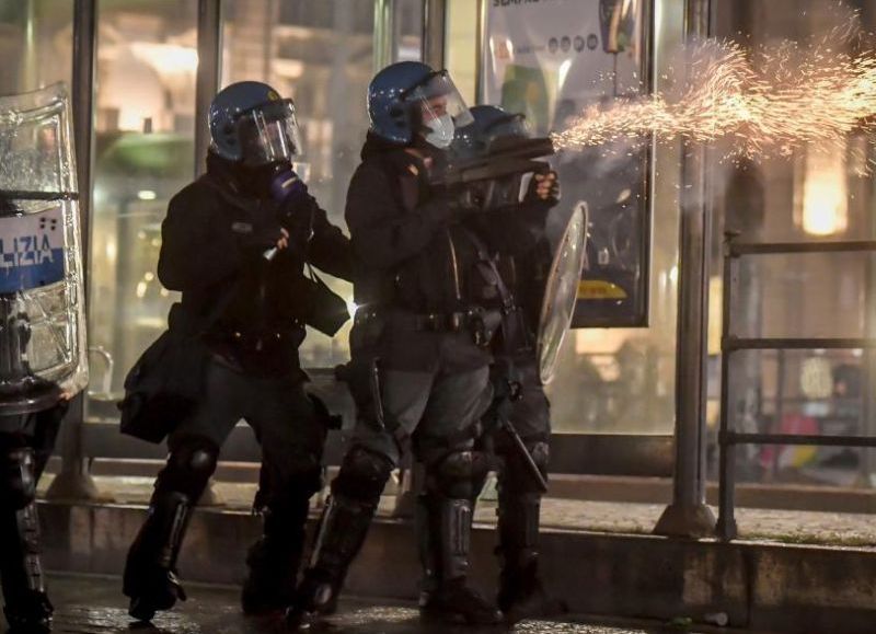 En Italia protestan contra las restricciones anunciadas tras el rebrote de coronavirus