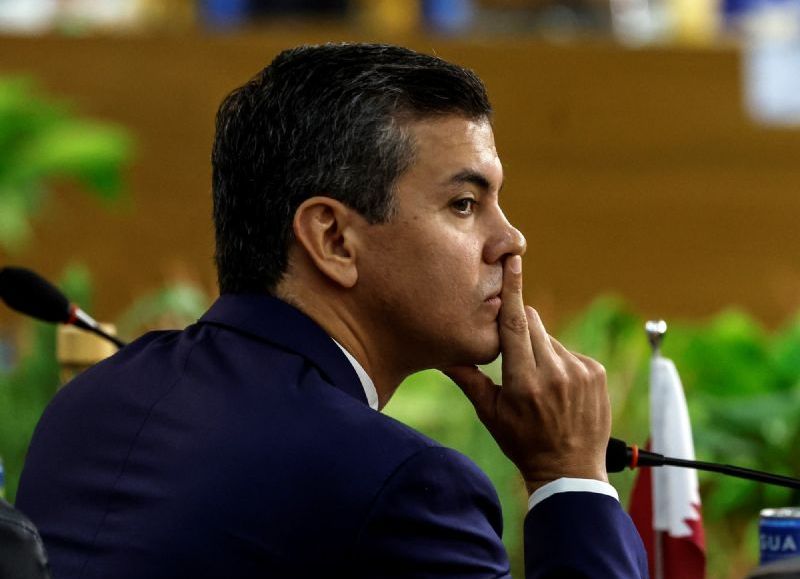 Santiago Peña esquiva los escándalos de corrupción que golpean a su Gobierno, mientras admite la crisis sanitaria