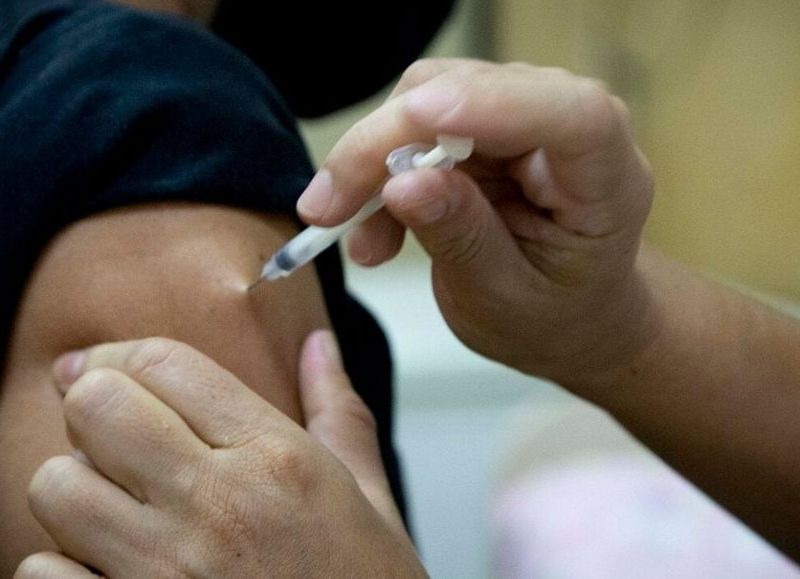 El Gobierno comienza la vacunación en adolescentes y deja desprotegido a los mayores