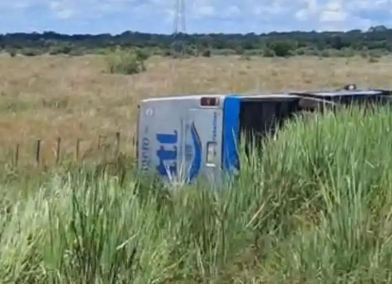 Un colectivo volcó en la ruta PY22 tras maniobrar para esquivar baches