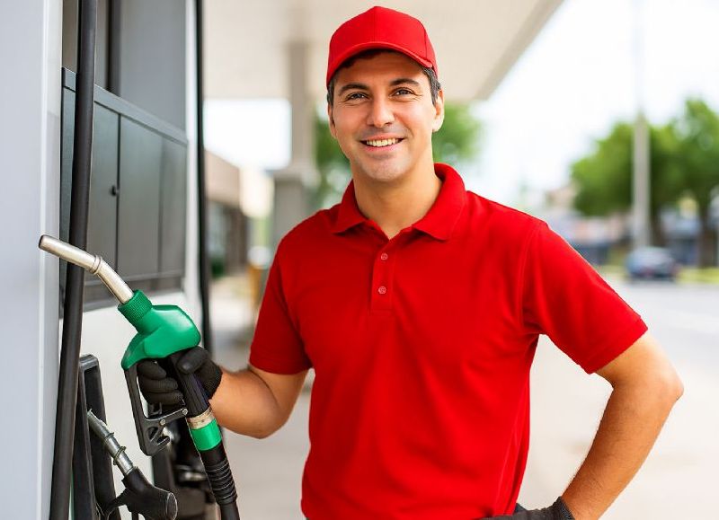 Santiago Peña anunció una nueva reducción de 250 guaraníes en el precio de todos los combustibles