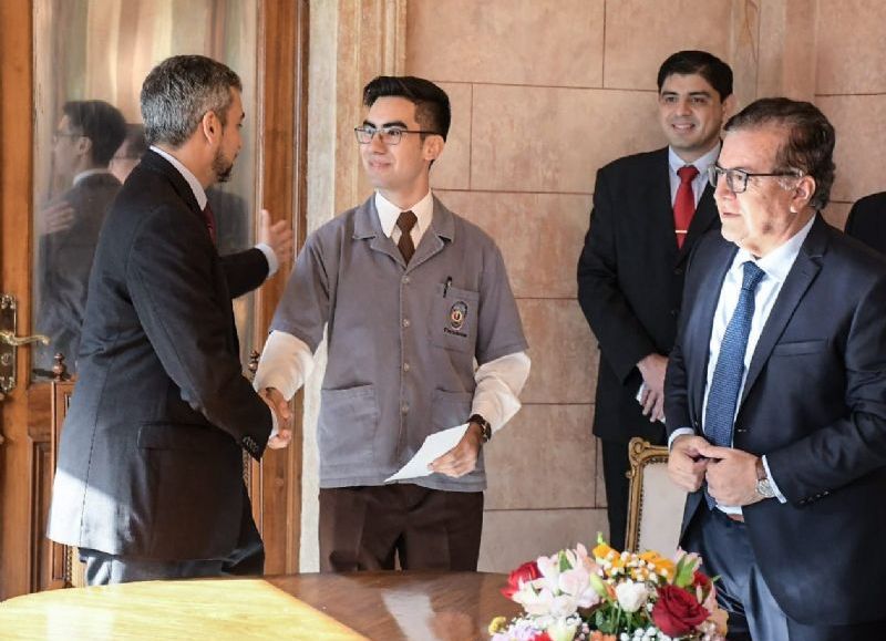 La EBY entregó aportes a los estudiantes que representarán al país en la Feria Internacional