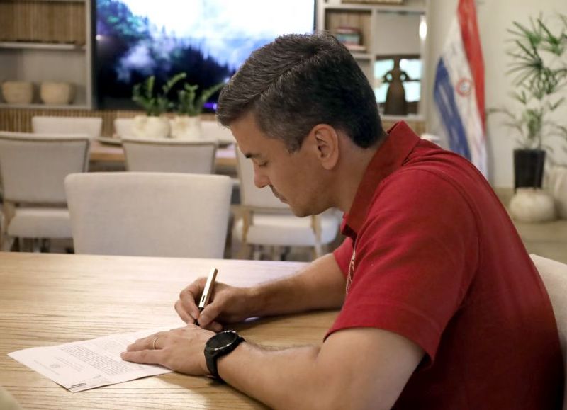 Santiago Peña reglamenta la ley que promueve la transparencia y el control al financiamiento de las ONG