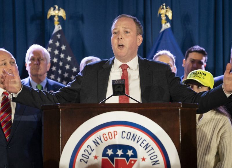 VIDEO | Estados Unidos: un candidato republicano fue atacado mientras daba un discurso