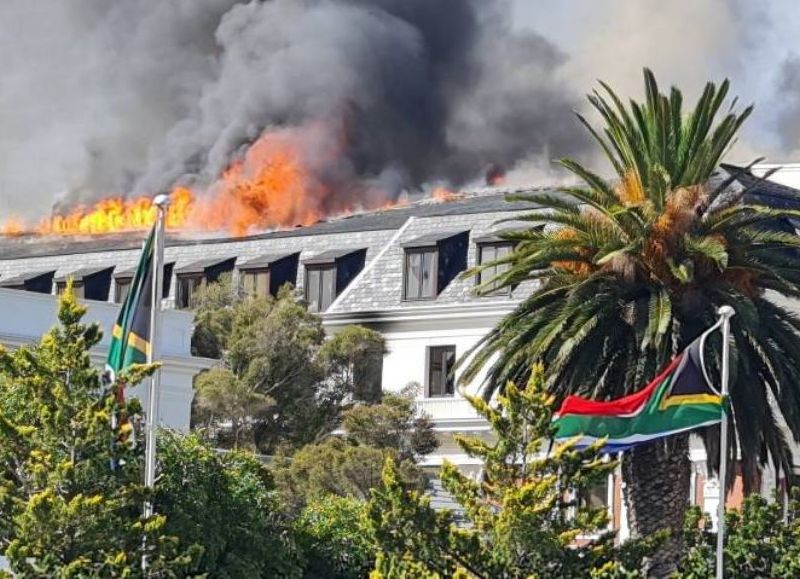 Se reavivó el incendio en el Parlamento sudafricano