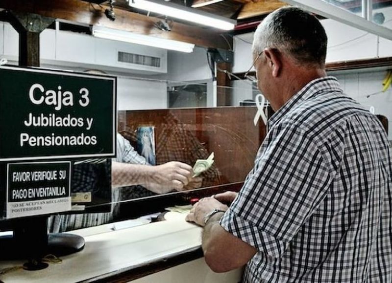 Jubilados municipales cerraron el 2025 sin cobrar el total de sus haberes y el Gobierno de Peña no da respuestas