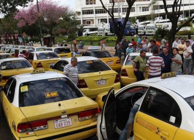 Taxistas vs Uber: proponen una mesa de diálogo para evitar que el conflicto pase a mayores