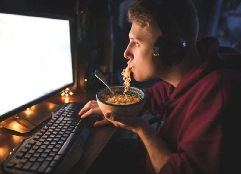 Especialistas sanitarios indican que cenar tarde es perjudicial