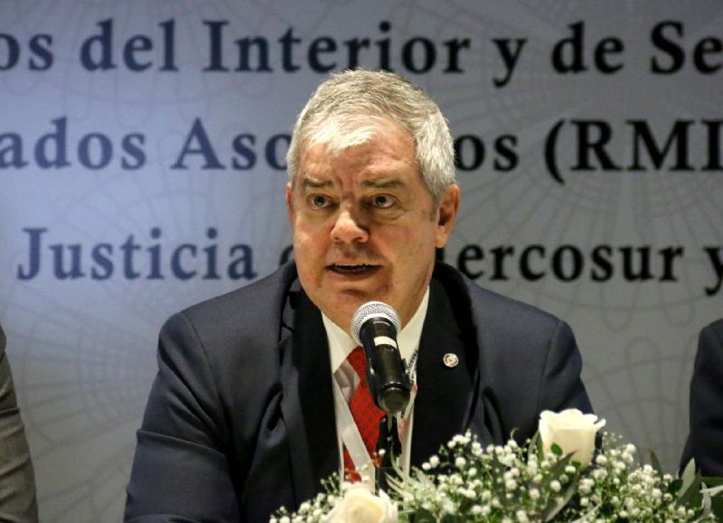 El ministro Enrique Riera avala el ascenso a jefes policiales con antecedentes: "Los reclamos no eran sustentables"