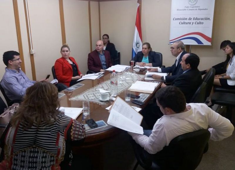 Los docentes hacen lobby para adelantar 6 meses el aumento salarial del 16% acordado para 2020