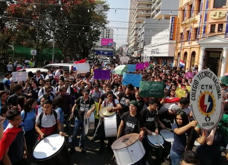 Estudiantes secundarios exigen una mayor inversión en educación