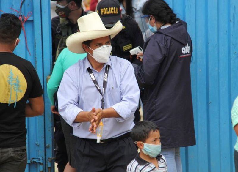Perú: Castillo votó y pidió a los peruanos unión para sacar adelante al país