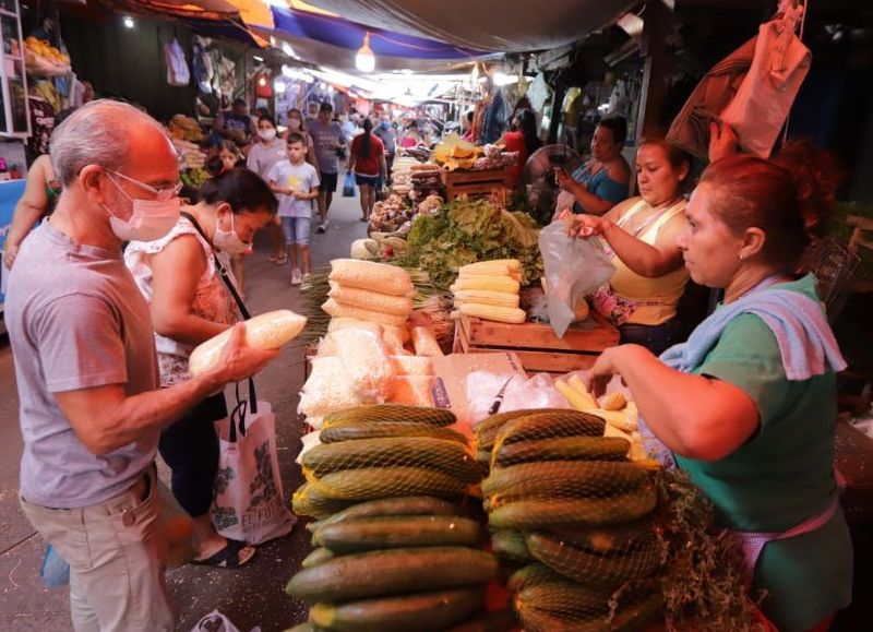 Las encuestas prevén una baja leve de la inflación a fin de año y esperan que cierre en 8,6 por ciento