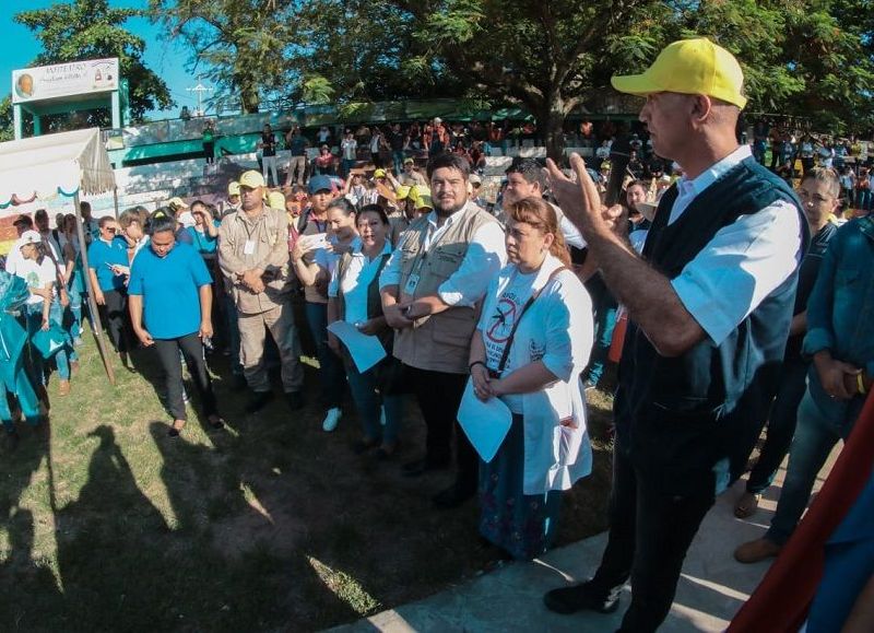 Iteños arrasan con los criaderos de mosquitos en una minga sin antecedentes