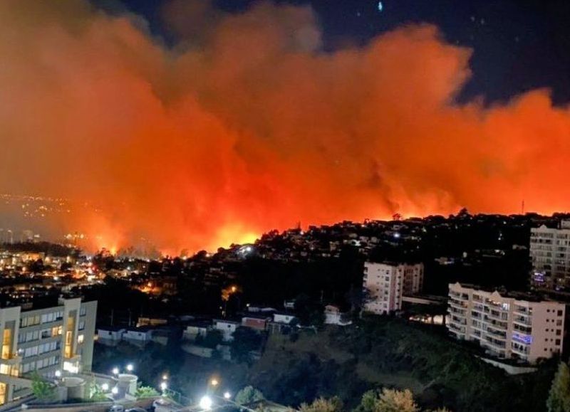 Chile: dos muertos y 500 viviendas afectadas por feroz incendio en Valparaíso