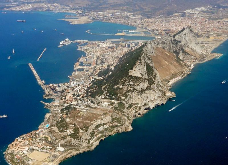 España y Reino Unido iniciaron negociaciones para derribar la línea de control militar de Gibraltar