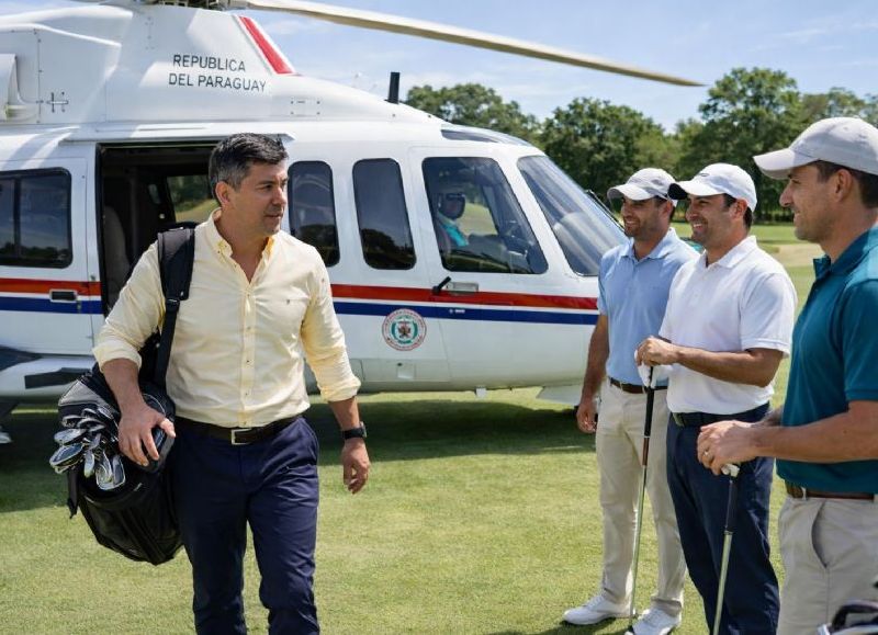 VIDEO | Se viralizó un video de Santiago Peña usando el helicóptero presidencial para ir a jugar golf con sus amigos