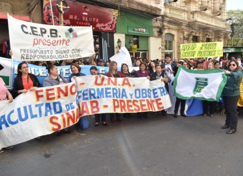 Continúa el paro de los docentes universitarios que exigen una nivelación salarial