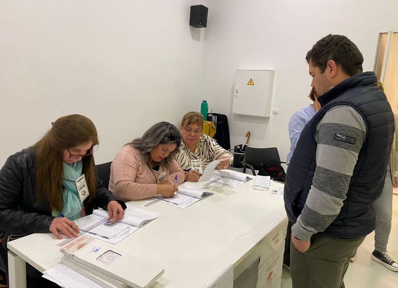 Conciudadanos residentes en el extranjero ya acuden a votar