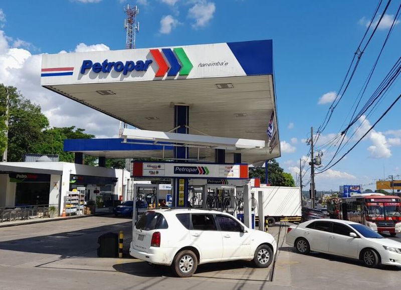 Bajó el combustible: la reducción alcanza los 250 guaranies por litro