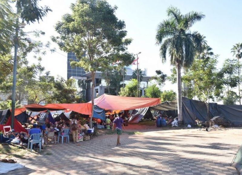 Nenecho quiere enrejar las plazas que están enfrente del Cabildo y el Congreso