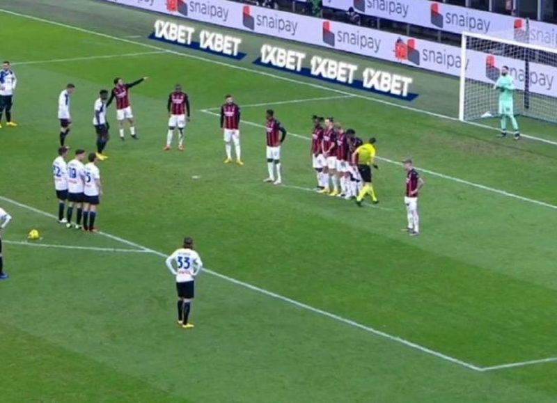 Insólito: doble barrera en un tiro libre en Italia